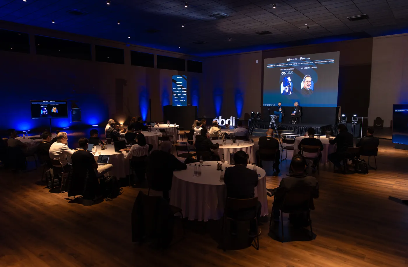 Painel de debates no palco